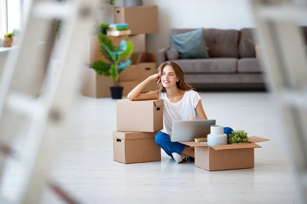 Feliz Joven Con Cajas Mueve Nuevos Apartmen — Foto de Stock