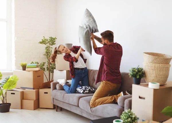 Jovem Casal Feliz Move Para Novo Apartamento Rindo Salto Travesseiro — Fotografia de Stock