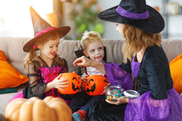Feliz Halloween Una Madre Trata Los Niños Con Dulces Casa —  Fotos de Stock
