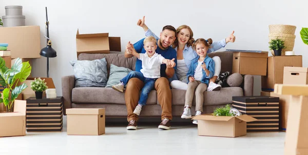Família Feliz Mãe Pai Filhos Mudar Para Novo Apartamento Descompactar — Fotografia de Stock