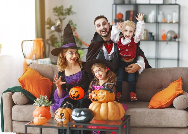 Família Feliz Mãe Pai Filhos Trajes Maquiagem Uma Celebração Hallowee — Fotografia de Stock