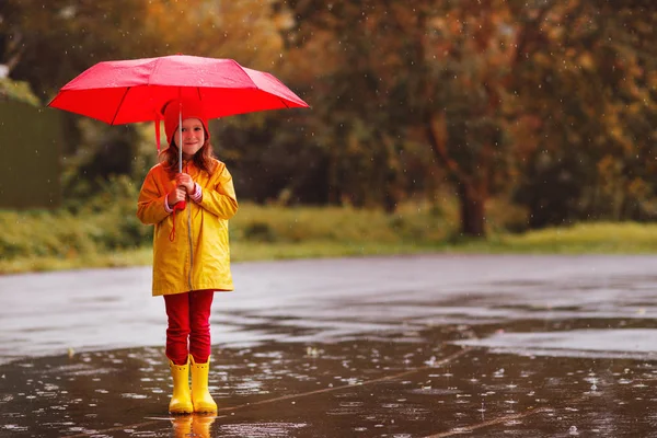 Menina Feliz Criança Com Guarda Chuva Botas Borracha Saltar Poça — Fotografia de Stock