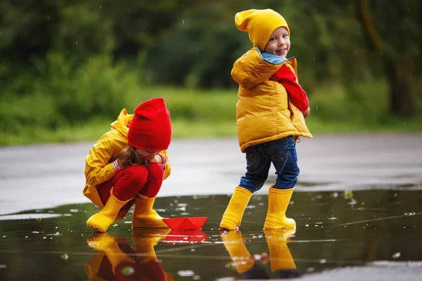 Счастливые Дети Девочка Мальчик Бумажной Лодкой Луже Осенью Природе — стоковое фото