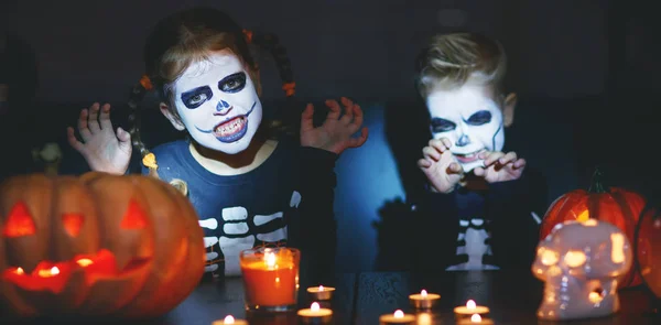 Joyeux Halloween Enfants Costume Squelettes Avec Des Citrouilles Des Bougies — Photo