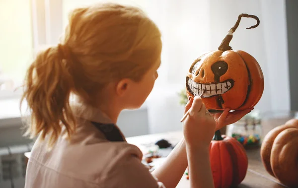 Künstlerin Bereitet Sich Auf Halloween Vor Und Bemalt Kürbis — Stockfoto