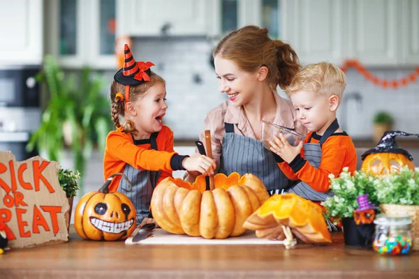 Feliz Halloween Familia Madre Los Niños Que Preparan Para Las — Foto de Stock