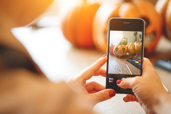 Una Mujer Artista Prepara Para Halloween Fotografiado Teléfono Inteligente Trabajo —  Fotos de Stock