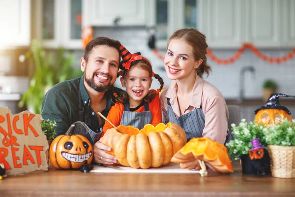 Feliz Halloween Familia Madre Padre Hija Hija Cortar Una Calabaza — Foto de Stock