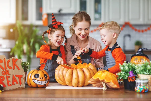 Veselý Halloween Rodina Matka Děti Připravuje Dovolené Dělení Dýňo — Stock fotografie