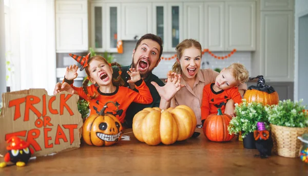 Feliz Halloween Familia Madre Padre Hijos Cortar Una Calabaza Para — Foto de Stock