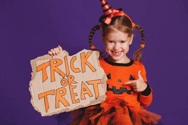 Frohes Halloween Fröhliches Kindermädchen Kostüm Mit Kürbissen Auf Violett Lila — Stockfoto