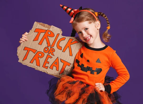 Frohes Halloween Fröhliches Kindermädchen Kostüm Mit Kürbissen Auf Violett Lila — Stockfoto