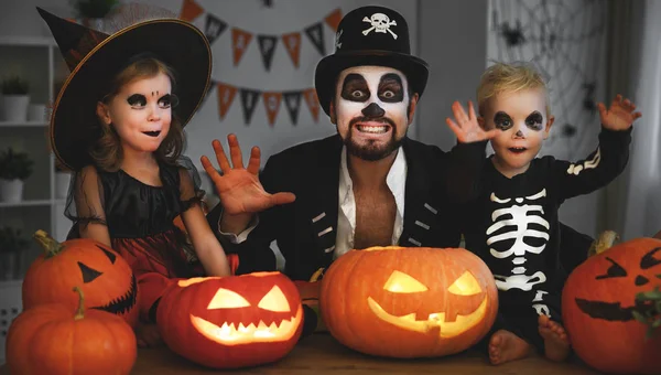 Family Father Children Costumes Makeup Halloween Pumpkin Dark Hom — Stock Photo, Image
