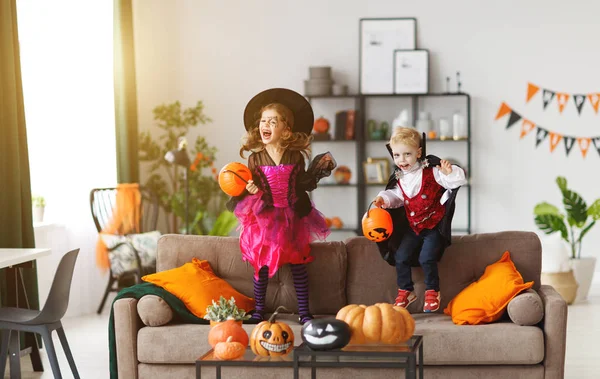 快乐的儿童在巫婆和吸血鬼的服装准备回家度假 Hallowee — 图库照片