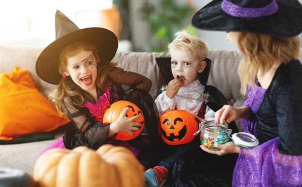 Feliz Halloween Uma Mãe Trata Crianças Com Doces Hom — Fotografia de Stock