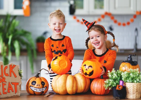 Niños Felices Con Disfraces Calabazas Están Preparando Hogar Para Las — Foto de Stock