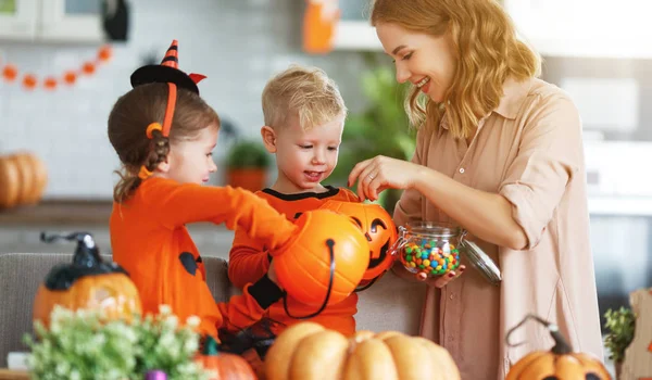 Feliz Halloween Una Madre Trata Los Niños Con Dulces Hom —  Fotos de Stock