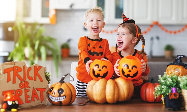 Šťastné Děti Kostýmech Dýně Připravuje Doma Svátek Halloween — Stock fotografie