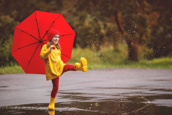 Heureux Enfant Fille Avec Parapluie Bottes Caoutchouc Sauter Dans Flaque — Photo