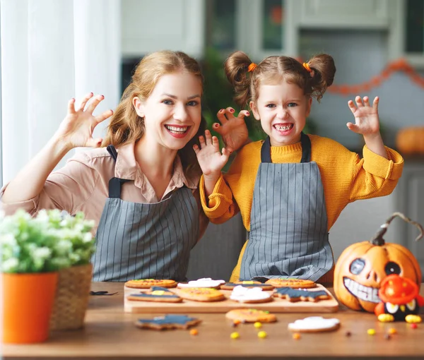 Feliz Halloween Família Mãe Filha Preparando Para Feriado Assar Biscoito — Fotografia de Stock