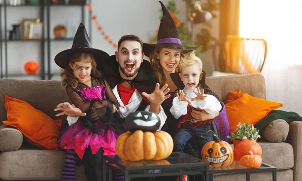 Šťastná Rodina Matka Otce Děti Kostýmech Make Oslavu Halloween — Stock fotografie