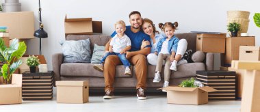 mutlu aile anne baba ve çocuk yeni bir eve taşınmak ve kutusu used açmak