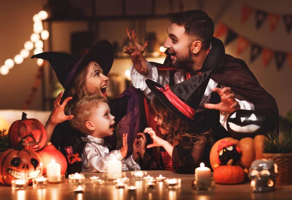 Felice Famiglia Madre Padre Figli Costume Trucco Una Celebrazione Halloween — Foto Stock