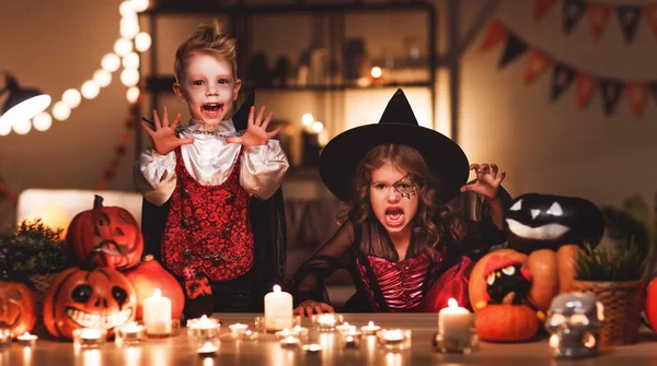 Crianças Felizes Trajes Bruxa Vampiro Uma Casa Escura Férias Hallowee — Fotografia de Stock