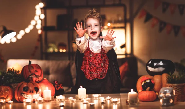Šťastné Dítě Chlapec Kostýmech Upír Temném Domě Svátek Halloween — Stock fotografie