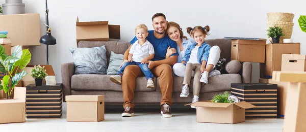 Família Feliz Mãe Pai Filhos Mudar Para Novo Apartamento Descompactar — Fotografia de Stock