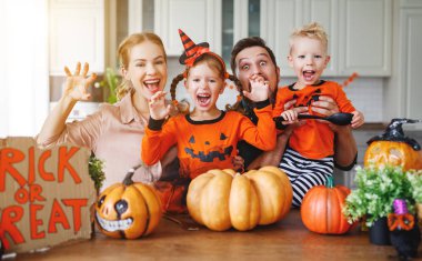 Cadılar Bayramınız Kutlu Olsun! Aile Anne baba ve çocuk tatil evi balkabağı kesmek