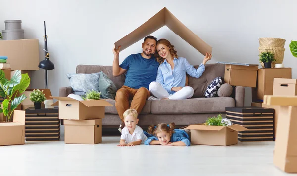 Appy Familia Madre Padre Hijos Mudarse Nuevo Apartamento Desempacar Caja — Foto de Stock