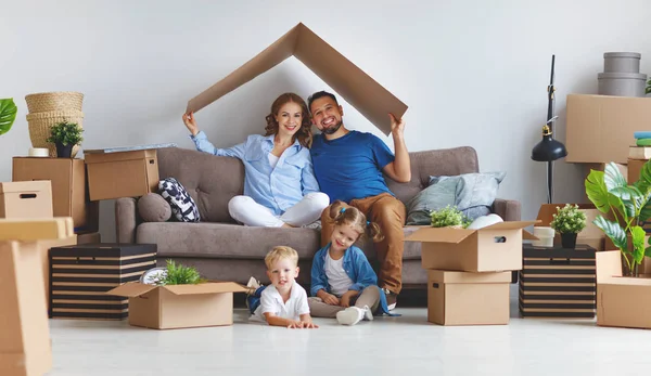 Familienvater Und Kinder Ziehen Neue Wohnung Und Packen Kiste Aus — Stockfoto