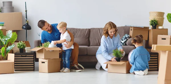 Appy Família Mãe Pai Filhos Mudar Para Novo Apartamento Descompactar — Fotografia de Stock