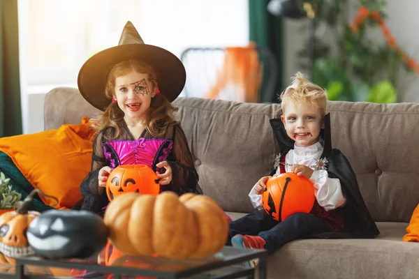 Niños Felices Con Disfraces Bruja Vampiro Preparando Hogar Para Las — Foto de Stock