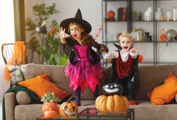Šťastné Děti Kostýmech Čarodějnice Příprava Domácnosti Svátek Halloween Upír — Stock fotografie