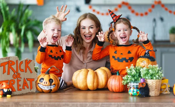 Veselý Halloween Rodina Matka Děti Připravuje Dovolené Dělení Dýňo — Stock fotografie