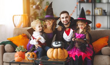 mutlu aile anne baba ve çocuk kostüm ve makyaj Hallowee bir kutlamaları