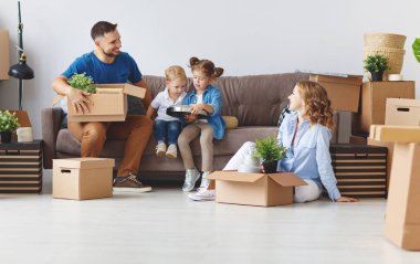 mutlu aile anne baba ve çocuk yeni bir eve taşınmak ve kutusu used açmak