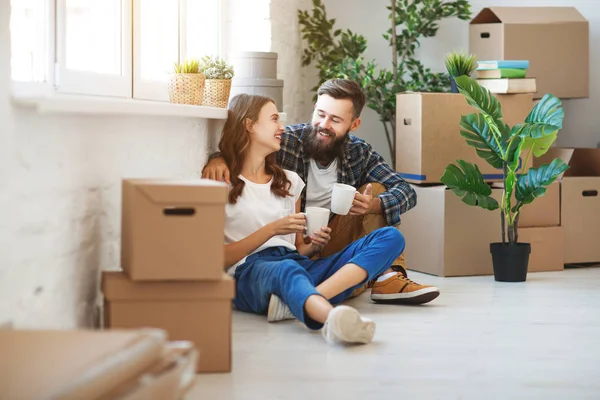 Jovem Casal Feliz Move Para Novos Apartmen — Fotografia de Stock