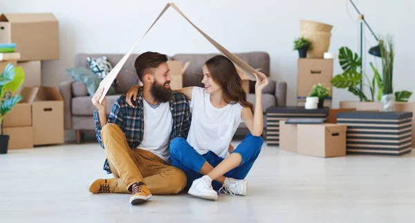 Ein Glückliches Junges Ehepaar Zieht Eine Neue Wohnung — Stockfoto