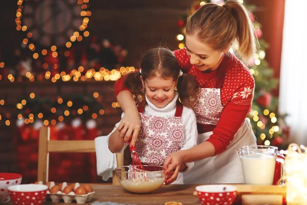 Gelukkig Grappige Moeder Kind Bakken Kerst Cookie — Stockfoto