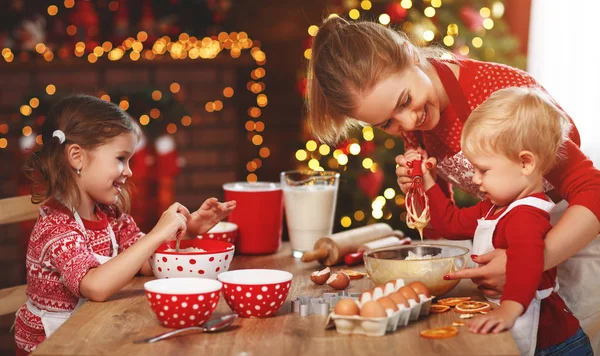 Gelukkig Grappig Moeder Kinderen Bakken Kerstkoekjes — Stockfoto