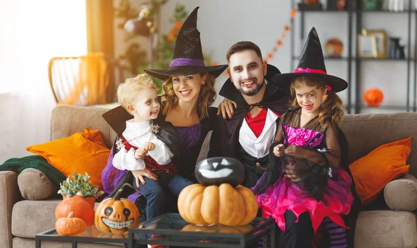 Feliz Familia Madre Padre Hijos Trajes Maquillaje Una Celebración Hallowee — Foto de Stock