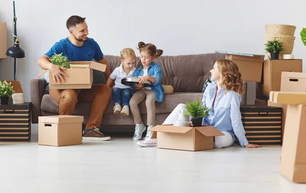 Feliz Familia Madre Padre Hijos Mudan Nuevo Apartamento Desempacar Caja —  Fotos de Stock