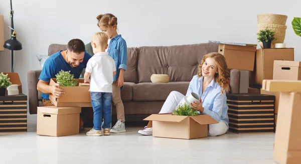 Felice Famiglia Madre Padre Figli Trasferiscono Nuovo Appartamento Disfare Bagagli — Foto Stock