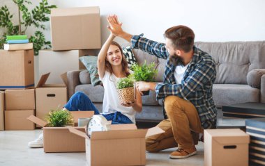 mutlu genç bir çift yeni apartmen gider evli