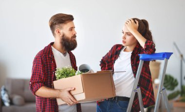 mutlu genç bir çift yeni apartmen gider evli