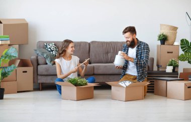 mutlu genç bir çift yeni apartmen gider evli