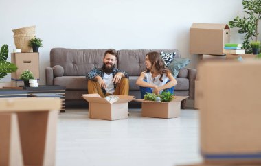 mutlu genç bir çift yeni apartmen gider evli